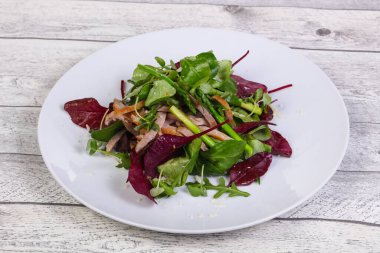 Salatayı etle kaynamış kuşkonmazla karıştır.