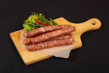 Izgara için çiğ domuz sosisi.