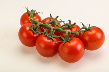 Taze olgun domates dalıyla izole edilmiş.