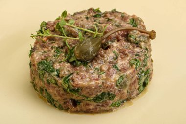Kaparili çiğ tartar atıştırmalığı.