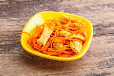 Havuçlu ve baharatlı Kore soya kuşkonmazı.