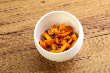 Baharatlı salamura bal mantarı kasede.