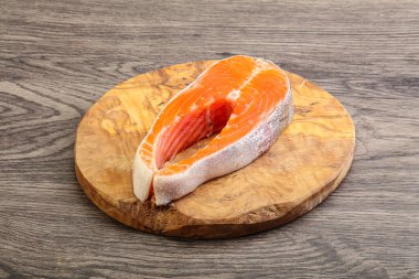 Pişirmek için çiğ somon bifteği.