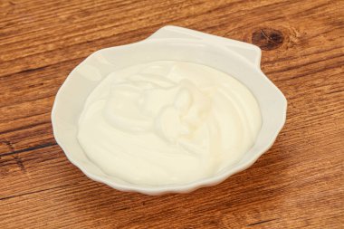 Süt ekşi krema kasede