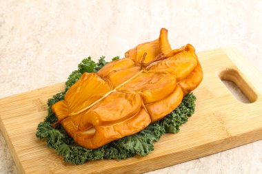 Tütsülenmiş kalamar aperatifi izole edilmiş.