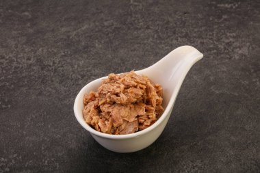 Salata için konserve ton balığı filetosu.