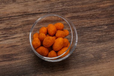 Baharatlı bbq fıstık yığını kasede