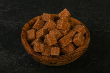 Kahverengi baston şeker yavruları kasede