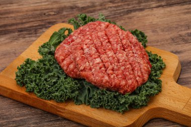 Izgara için çiğ sığır eti pirzolası.