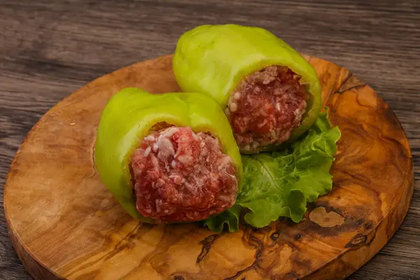 Pimiento Verde Relleno Crudo Con Carne —  Fotos de Stock