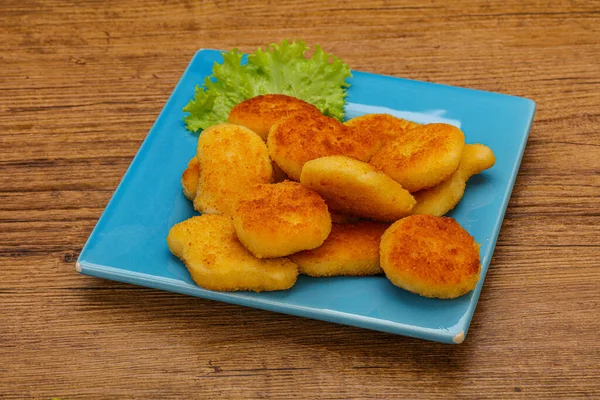 Stekta Läckra Kycklingnuggets Serveras Salladsblad — Stockfoto