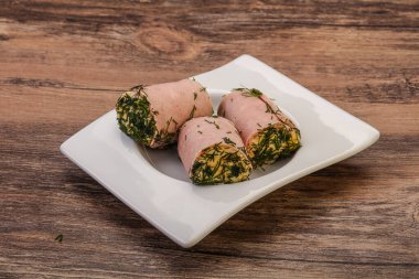 Peynirli ve sarımsaklı jambonlu sandviç.