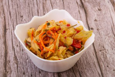 Havuçlu ve biberli baharatlı lahana turşusu.