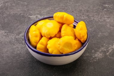 Kasede marine edilmiş bebek pastaları var.