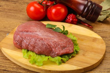 Pişirmek için çiğ et parçası.