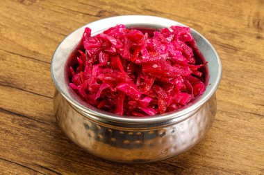 Kasede pancar kökü olan marine edilmiş kırmızı lahana.