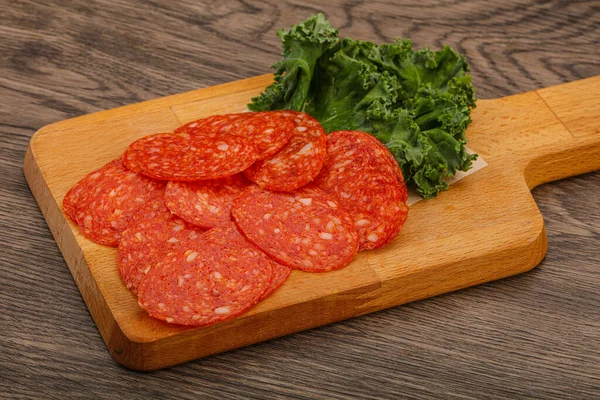 Italiano Spycy Pepperoni Salsicha Fatias Sobre Bordo — Fotografia de Stock