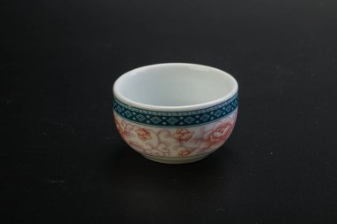 Çay için boş Çin bardağını temizle.