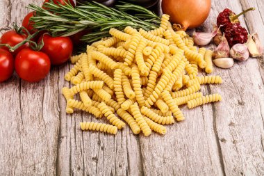 Çiğ İtalyan buğday makarnası - Pişirmek için Fusilli