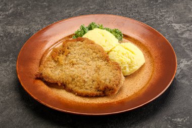 Kızarmış tavuk göğsü şnitzel ve patates püresi.