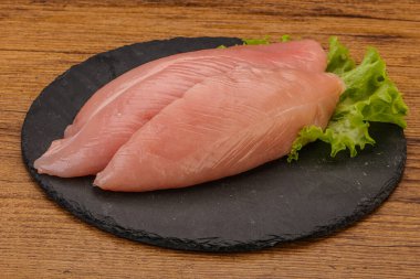 Pişirmek için çiğ hindi göğsü.