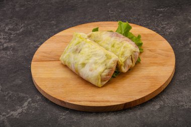 Ev yapımı çiğ lahana ve yemek pişirmek için et.