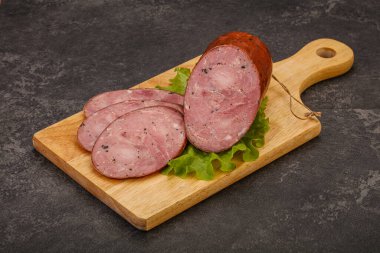 Baharatlı ve otlu füme jambon.