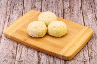 Çiğ patates ezmesi - doldurulmuş patates pirzolası - pişirmek için.