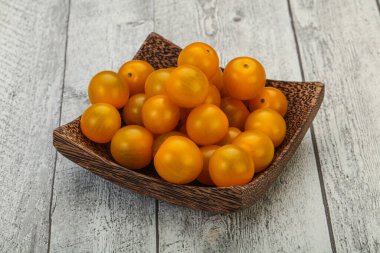 Taze sarı, lezzetli vişneli domates yığını