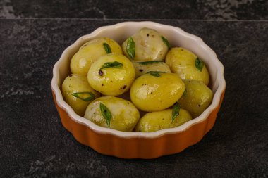 Kasede taze haşlanmış patates soğan servis edildi.