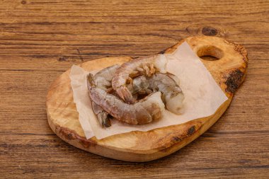 Çiğ kaplan karides yığını yemek için.