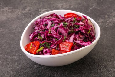 Bitki ve baharatlı kırmızı lahana turşusu