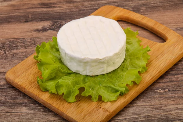 Delicioso Tradicional Brie Rodada Queijo Macio — Fotografia de Stock