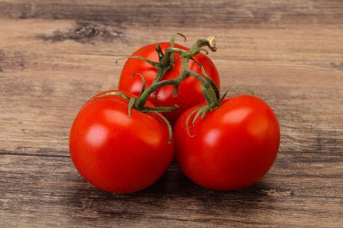 Kırmızı parlak olgun ve tatlı domates dalı
