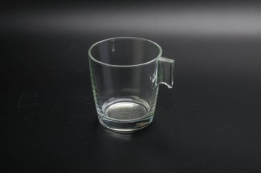 İzole edilmiş içecekler için boş cam bardak