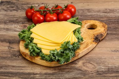 Dilimlenmiş Gauda peyniri.