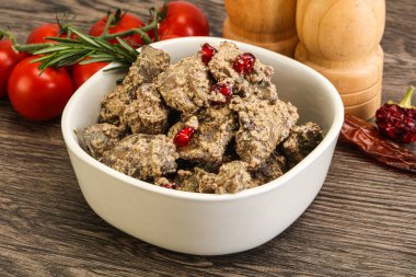 Krema soslu tavuk ciğeri biberiye servis edildi.