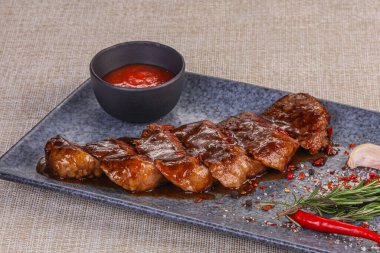 Domates soslu ve biberiyeli ızgara domuz eti.