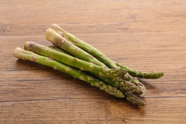 Çiğ, taze kuşkonmaz. Beslenme mutfağı için.