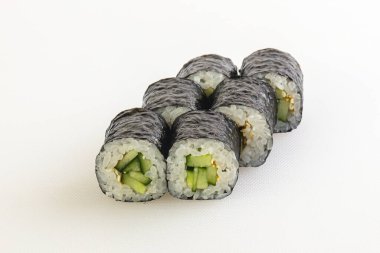 Japon geleneksel salatalıklı vejetaryen dürümü.