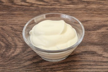 Süt ekşi krema kasede