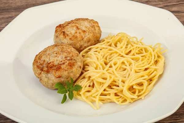 Spaghetti Mit Käse Und Hausgemachtem Hühnerschnitzel — Stockfoto