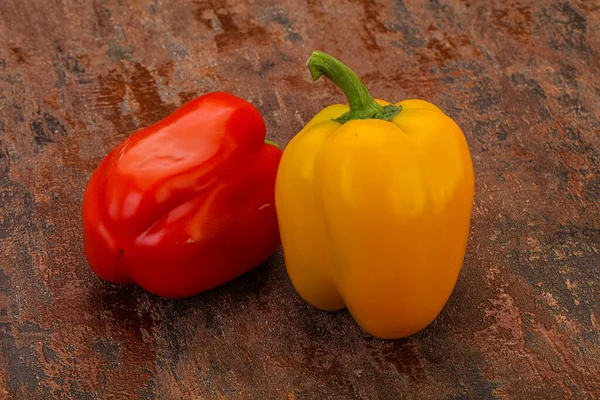 两个成熟甜的保加利亚甜椒 — 图库照片
