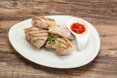 Domates soslu ızgara domuz filetosu kekik servis edilir.