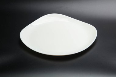 İzole edilmiş servis için beyaz boş tabak