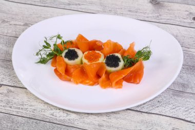 Kırmızı ve siyah havyarlı dilimlenmiş somon balığı