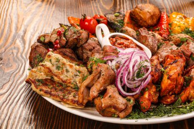 Biftek, domuz eti, kuzu eti ve tavuk karışımı.