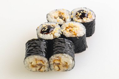 Japon geleneksel rulosu, yılan balığı, nori ve pilav.