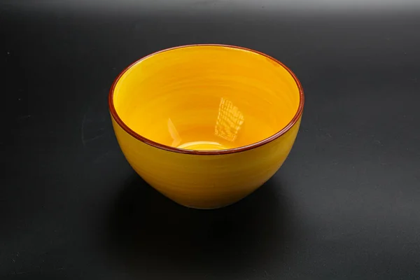 用于厨房隔离的彩色空碗 — 图库照片