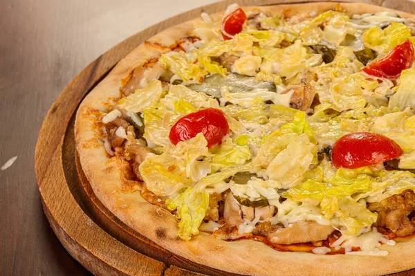 Włoski Cezar Pizza Sałatką Lodową Kurczakiem — Zdjęcie stockowe